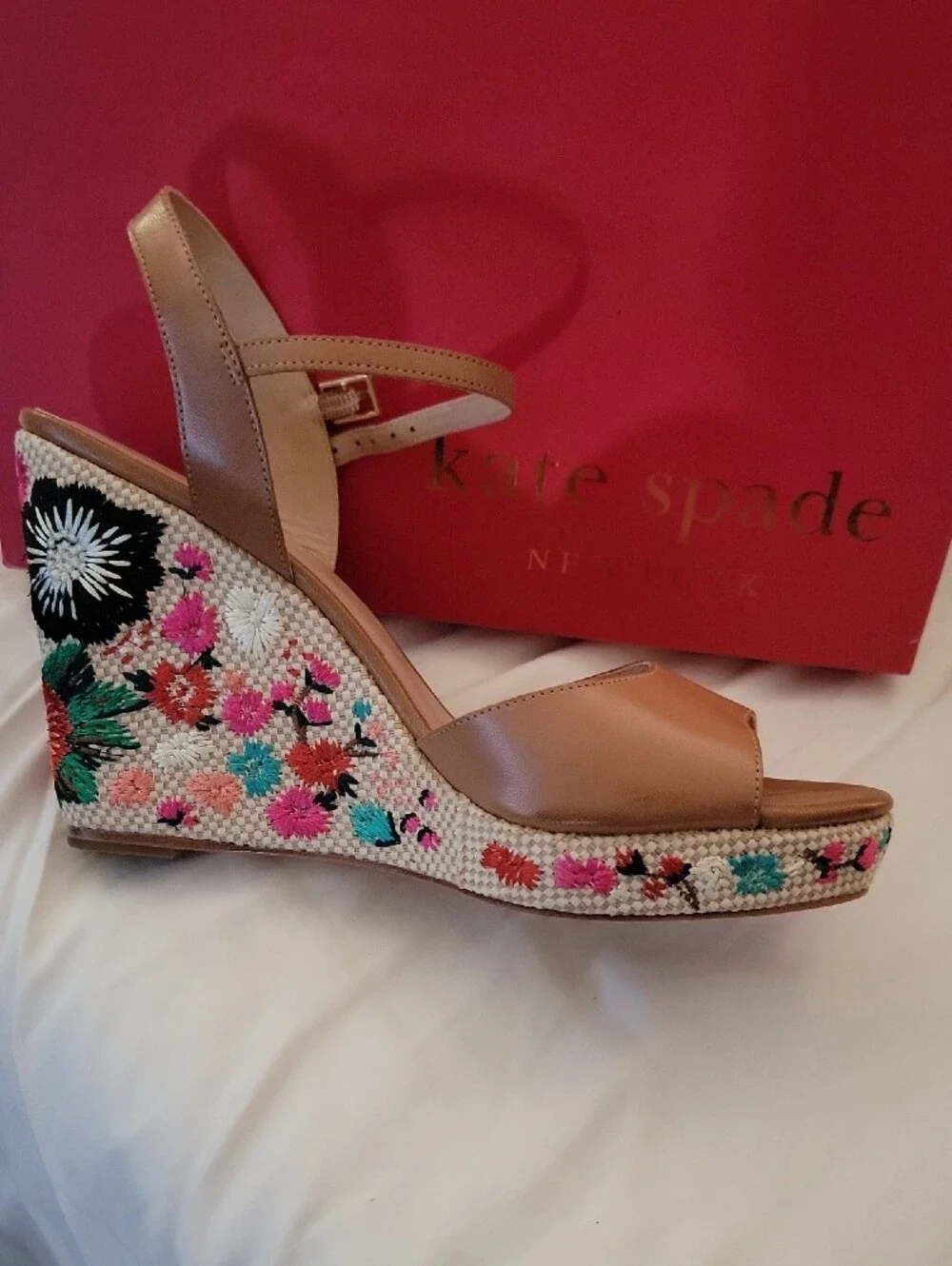 kate spade NWT Sz 10m tan leather wedge sandals with floral embroidered platform